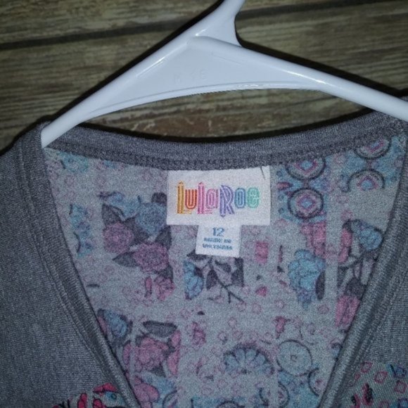 ⬇⬇ LuLaRoe Sloan Randy Raglan Tee Gray Sleeve 12 - Picture 4 of 5